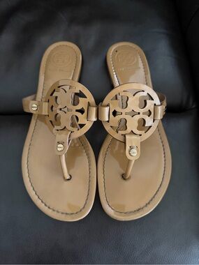 Tory Burch Patent Leather Logo Thong Sandals in Camel